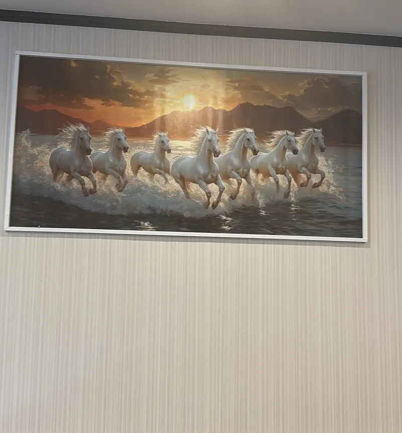 店内の壁に飾られた白馬の絵
