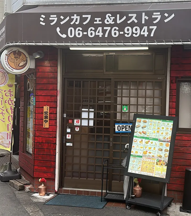 赤い木の外壁と格子戸のミランカフェ＆レストランの店構え