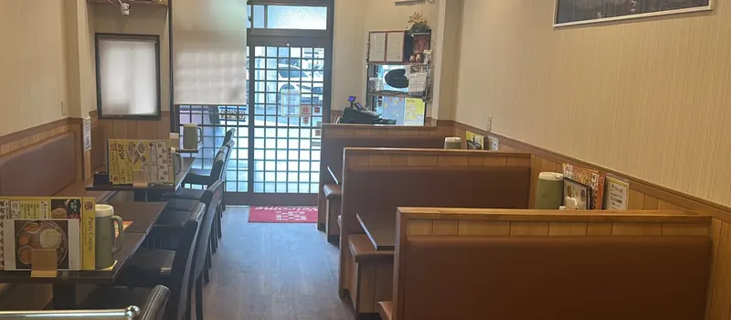ボックス席と入口の格子戸が見える店内